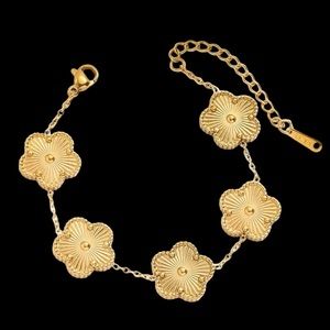 Mia Wynn 5 Leaf Clover Gold Charm & Chain Bracelet